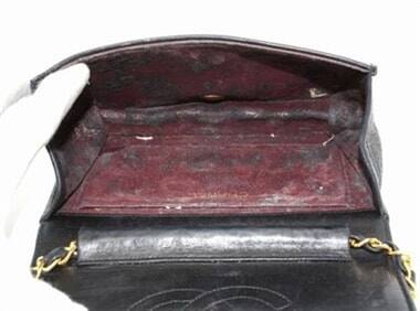 内側にべたつきや剥がれがあるシャネルバッグ