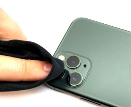 スマートフォンのカメラレンズをきれいにする